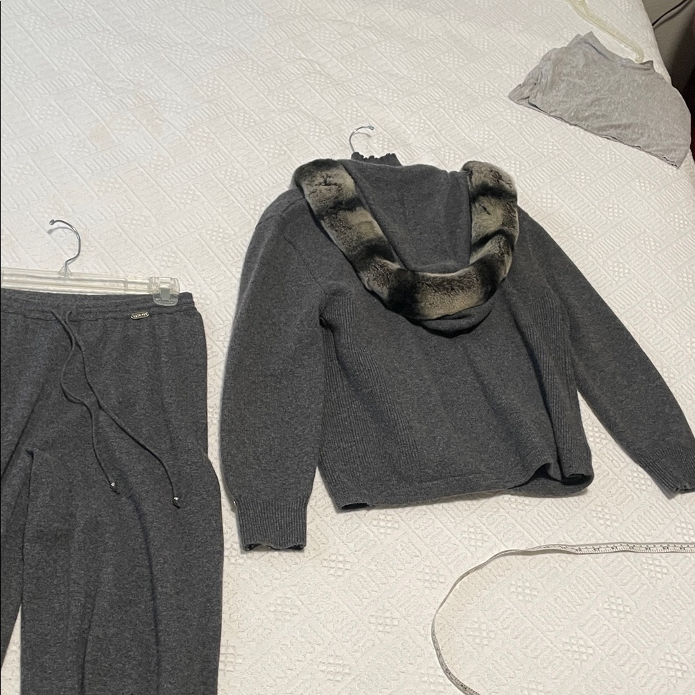 St. John Cashmere Fur Trim  knit sweater  Arctic Fox Fur - Picture 6 of 16